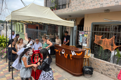 Los niños disfrutaron del ambiente previo a Halloween con una feria en el barrio.