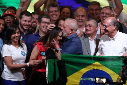 El expresidente brasileño Luiz Inácio Lula da Silva besa hoy a su esposa Janja tras su triunfo en la segunda vuelta de las elecciones, en Sao Paulo (Brasil)