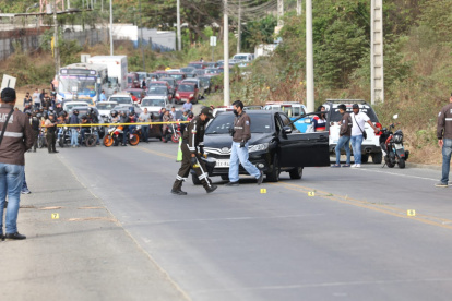 Un hombre fue baleado dentro de su vehículo en el norte de Guayaquil.