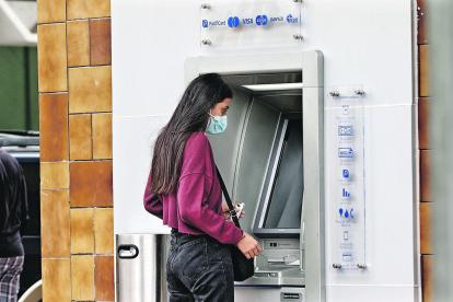 Transacción.- Una persona utiliza un cajero automático en Ecuador.