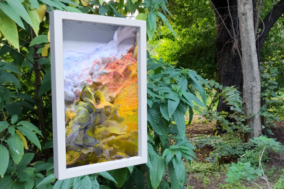 "Biome Gateway" del artista Timur Si-Qin, visualizada a través de la aplicación para móviles "Seeing the invisible", perteneciente a la exposición con el mismo nombre. La tecnología, el arte y la naturaleza se fusionan en el Parque Nacional de Atenas