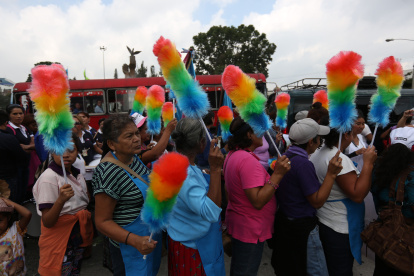 Fotografía de archivo fechada el 8 de marzo de 2016 de trabajadoras domesticas mientras participan en una manifestación para conmemorar el Día Internacional de la Mujer, en Ciudad de Guatemala
