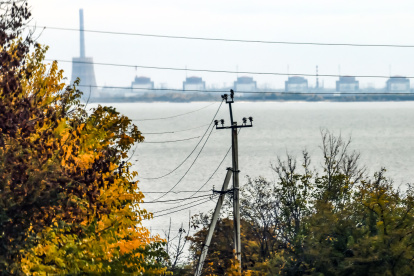 Vista de la central nuclear ucraniana de Zaporiyia, bajo control ruso, se ve desde Nikopol el pasado 28 de octubre. EFE/EPA/HANNIBAL HANSCHKE