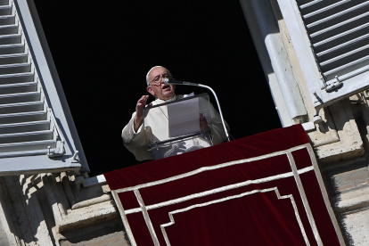 El papa Francisco dirige su oración dominical del Ángelus desde la ventana de su oficina con vistas a la Plaza de San Pedro este 30 de septiembre de 2022.