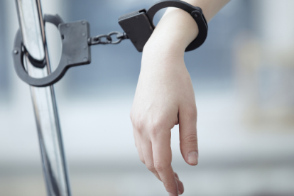 Referencial de mujer detenida.