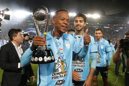 AME9873. PACHUCA (MÉXICO), 30/10/2022.- Romario Ibarra del Pachuca celebra hoy con el trofeo del torneo Apertura 2022 de la Liga MX, en el estadio Hidalgo en Pachuca (México).