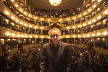 Tim Burton es director y productor ejecutivo de "miércoles", una serie de misterio detectivesco con elementos sobrenaturales sobre los años de Miércoles; el personaje de la Familia Addams.