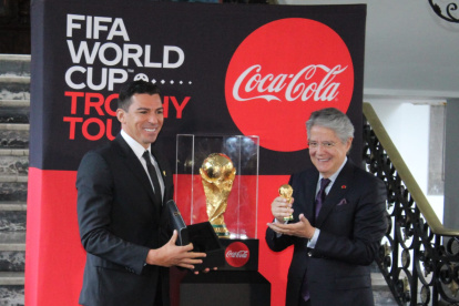 Lúcio carga el trofeo de la Copa del Mundo, en su visita a la Presidencia del Ecuador
