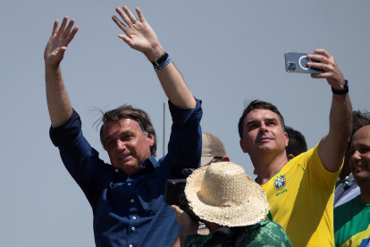El presidente de Brasil, Jair Bolsonaro, acompañado de su hijo, el senador Flávio Bolsonaro, en una fotografía de archivo.