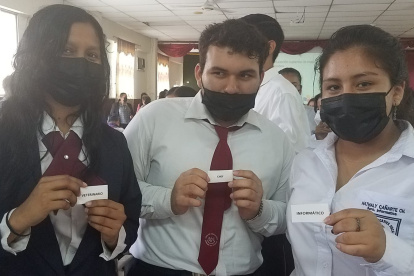Estudiantes de bachillerato participan en un juego sobre profesiones y oficios durante un programa del Consejo de Educación Superior (CES)