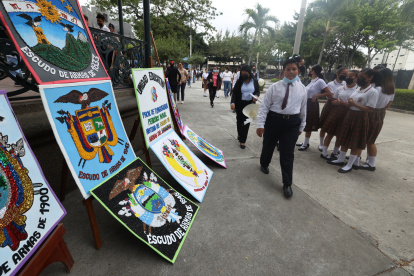 En la Plaza Victoria se concentraron estudiantes de diferentes colegios de la ciudad para rendir homenaje al Escudo Nacional.