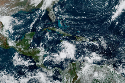 Fotografía satelital cedida este lunes, 31 de octubre, por la Oficina Nacional de Administración Oceánica y Atmosférica (NOAA), a través del Centro Nacional de Huracanes (NHC), donde se registra la localización de la tormenta tropical Lisa, en el oeste del Atlántico.