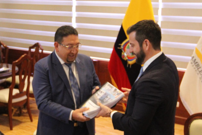 Virgilio Saquicela, presidente de la Asamblea, y Pablo Arosemena, ministro de Economía y Finanzas, este 31 de octubre de 2022, durante la entrega de la proforma 2023.