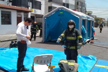 Desinfección. Los bomberos y el resto del personal del sitio afectado fueron liberados de toxinas