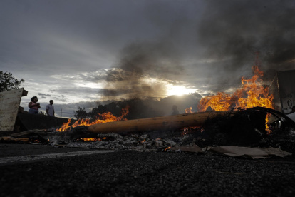 Vista hoy de una barricada en llamas mientras simpatizantes de Jair Bolsonaro realizan un bloqueo para protestar contra el resultado de las elecciones presidenciales, en la carretera Presidente Dutra cerca a Volta Redonda (Brasil).