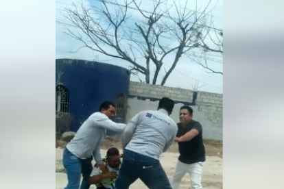 Hecho. El agente quedó en el piso y fue auxiliado por dos ciudadanos.