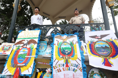 Los estudiantes rindieron homenaje al Escudo Nacional, a través de exposiciones y poesías.