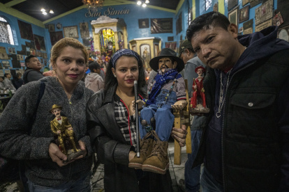 Devotos de San Simón, conocido por algunos como Maximón, celebran su día hoy, en el templo ubicado en San Andrés Itzapa, Chimaltenango (Guatemala). EFE/ Esteban Biba