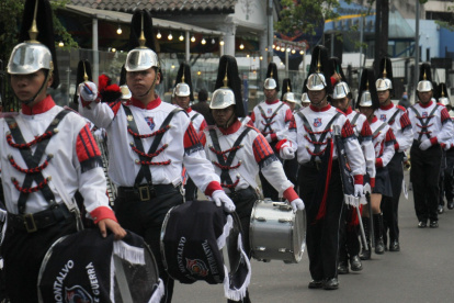 Civismo. Los estudiantes del colegio Montalvo regresaron a sus inmediaciones caminando y entonando melodías a su paso