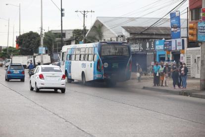 En diferentes sectores de la ciudad circulan buses que emanan humo del tubo de escape, que causa problemas a la ciudadanía.