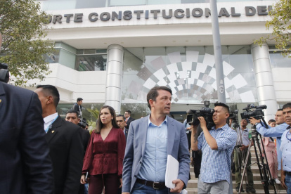 Entrega. El ministro Jiménez acudió a la Corte Constitucional junto a la asesora jurídica Karel Sichel.