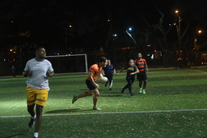 Las prácticas de rugby para afinar la destreza en la disciplina se realizan en la cancha de fútbol del parque de La Ferroviaria, suroeste de Guayaquil.