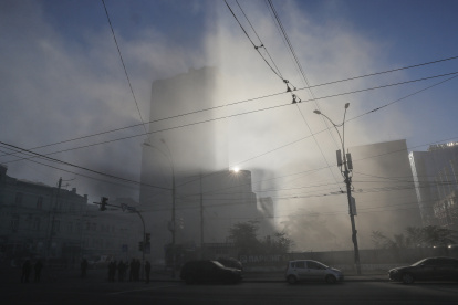 Imagen de un bombardeo ruso sobre la ciudad de Kiev.- EFE/EPA/SERGEY DOLZHENKO