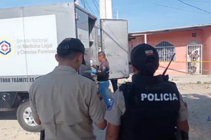 La cabeza de los dos cuerpos suspendidos en un paso peatonal en el centro de la ciudad de Esmeraldas, fue encontrada en un sector denominado Las 50 casas.