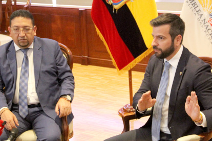 Virgilio Saquicela, presidente de la Asamblea, y Pablo Arosemena, ministro de Economía y Finanzas.