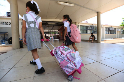 Panorama. Niñas acuden a una escuela primaria en la ciudad de Guaymas, estado de Sonora.