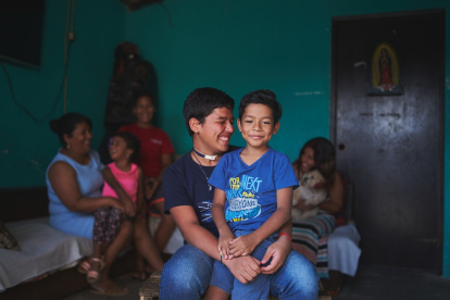 Testimonio. Kevin Damián, de 15 años, es uno de los menores que reciben el nuevo tratamiento.