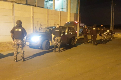 Portoviejo. Tras el atentado, los agentes levantan 13 indicios balísticos.