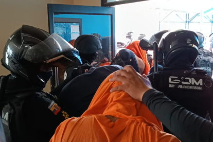 Internos son custodiados por policías a buses.