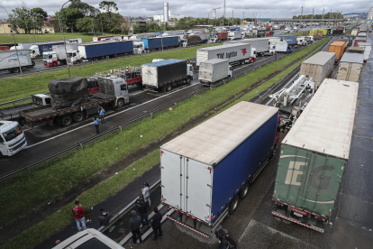 Camioneros realizan un bloqueo en la carretera Castello Branco como protesta tras la derrota del presidente, Jair Bolsonaro, hoy, en Barueri (Brasil). EFE/ Sebastiao Moreira