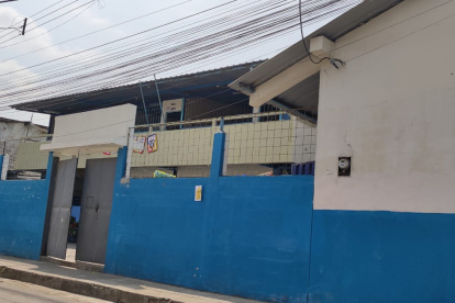 Los estudiantes de la escuela Nicolás Augusto González Tola fueron regresados a sus casas por los disturbios generados en la Penitenciaría del Litoral.