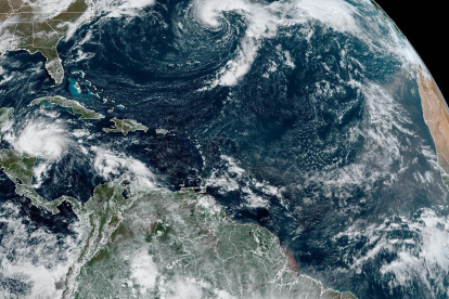 Fotografía satelital cedida este martes, 1 de noviembre, por la Oficina Nacional de Administración Oceánica y Atmosférica (NOAA), a través del Centro Nacional de Huracanes (NHC), donde se registró la localización de las tormentas tropicales Martin (c arriba) y Lisa (i) en el Atlántico.
