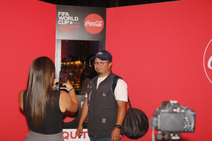 El trofeo de la Copa del Mundo estuvo a disposición del público este 1 de noviembre de 2022.