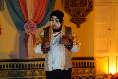 Fotografía cedida por el Instituto Nacional de Patrimonio Cultural de un actor durante la obra de teatro "Corazón de ají", el 27 de octubre del 2022, en Quito (Ecuador).