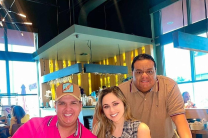 Marlon Acosta con Miguel Cedeño y Fiorella Solines.