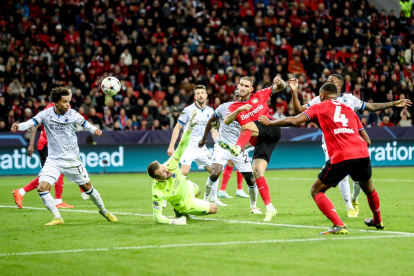 El Leverkusen empató como local ante el Brujas, pero se benefició de la caída del Atlético de Madrid.