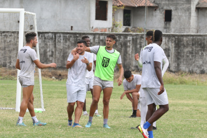 El descendido 9 de Octubre necesita el título de Copa Ecuador para jugar la Libertadores en la próxima campaña.