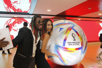 Los balones gigantes fueron parte de las atracciones para los aficionados en la recepción armada para la Copa del Mundo.