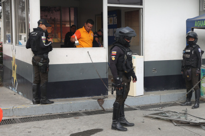 Esta mañana una estación de policía en Pascuales fue atacada y en ese lugar, también permanecen uniformados.