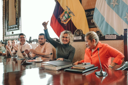 Figuras. Viteri posa con su equipo en la asamblea cantonal de participación ciudadana donde se discutió el presupuesto anual participativo de la urbe.