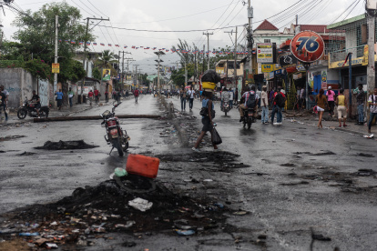 Personas caminan por una calle, luego de una protesta en Puerto Príncipe (Haití), en una fotografía de archivo. EFE/ Johnson Sabin