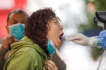 Una mujer haciéndose una prueba de COVID-19. EFE/EPA/WU HAO