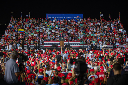 - El presidente estadounidense Donald Trump saluda a sus simpatizantes este domingo durante un acto de su campaña electoral "Make America Great Again" celebrado a la media noche en el Aeropuerto de Opa-locka, ciudad ubicada en el condado de Miami-Dade, Florida. La campaña electoral en EEUU entró en sus dos últimos días con el actual presidente, el republicano Donald Trump, inmerso en una frenética agenda final para intentar darle la vuelta a unas adversas encuestas de intención de voto que se inclinan claramente por su rival demócrata, el exvicepresidente Joe Biden. EFE/Giorgio Viera