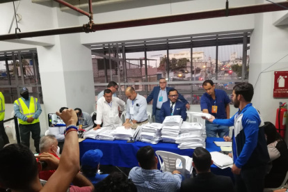 Los delegados realizan el conteo de votos en las elecciones de Emelec.