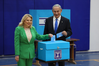 El exprimer ministro israelí y líder del Likud, Benjamin Netanyahu, vota este martes 1 de noviembre de 2022 con su esposa Sara en las elecciones de Israel. EFE/EPA/ABIR SULTAN