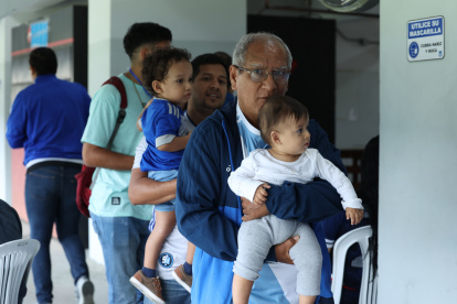 David Gines fue a votar con su hijo Stalin y sus nietos Santiago y David, estos dos últimos de escasos 1 o 2 años.